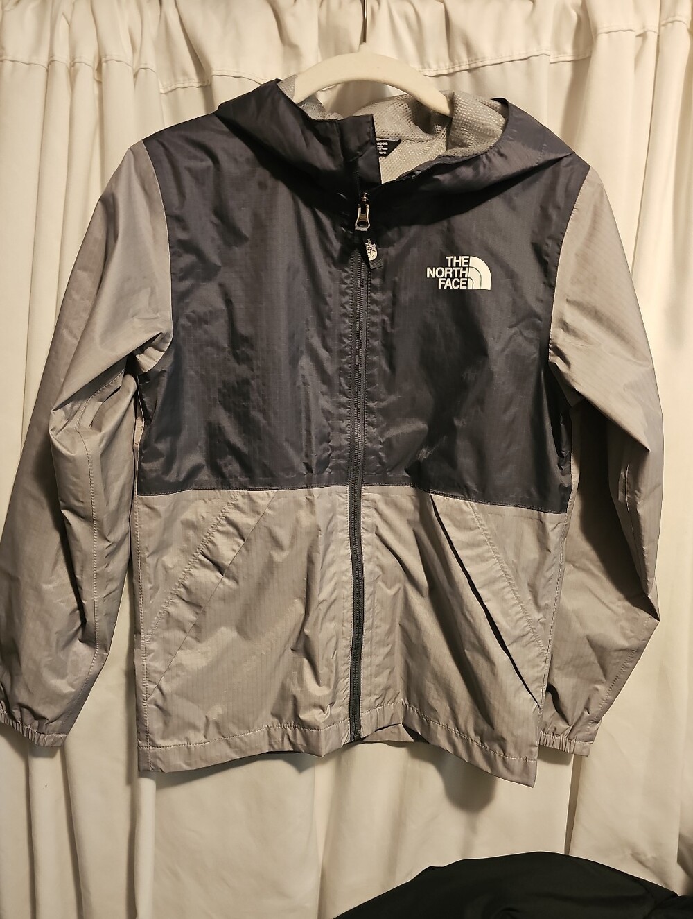 The North Face  Lightweight Hooded Rain Jacket in Navy and Gray Sz. M